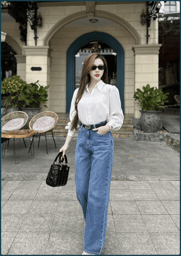 Sơ mi trắng + quần jeans xanh cổ điển
