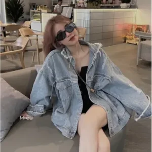 Áo khoác jean nữ form rộng rách nhẹ